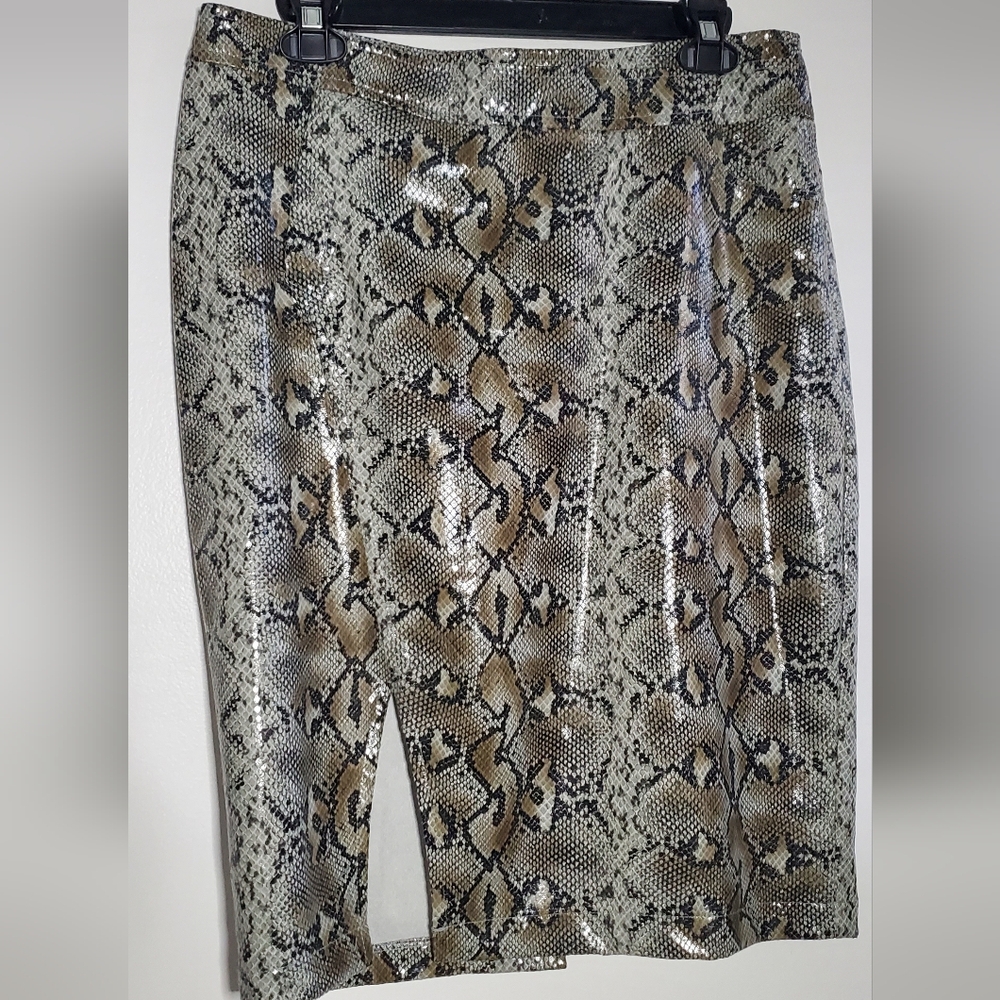 LOVE+HARMONY - size M- grey faux leather skirt- Vegan-polyester/spandex